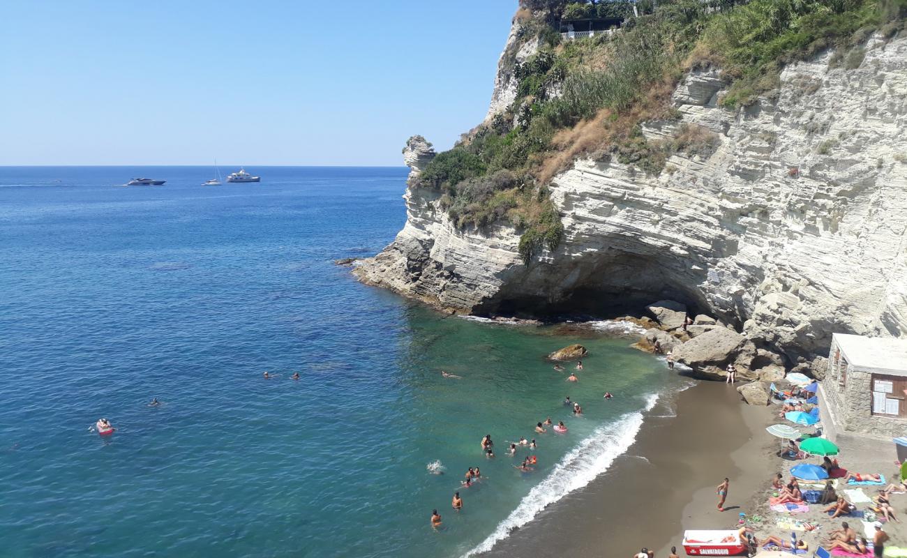 Cava Grado Beach'in fotoğrafı kahverengi kum yüzey ile