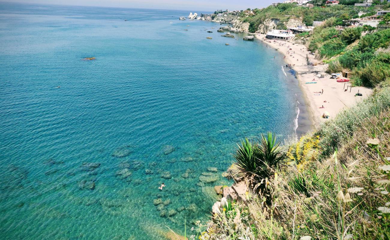 Spiaggia Cava Dell'Isola'in fotoğrafı açık bej kum yüzey ile