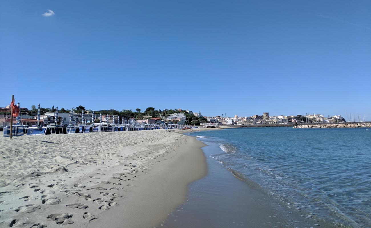 Spiaggia della Chiaia'in fotoğrafı parlak ince kum yüzey ile