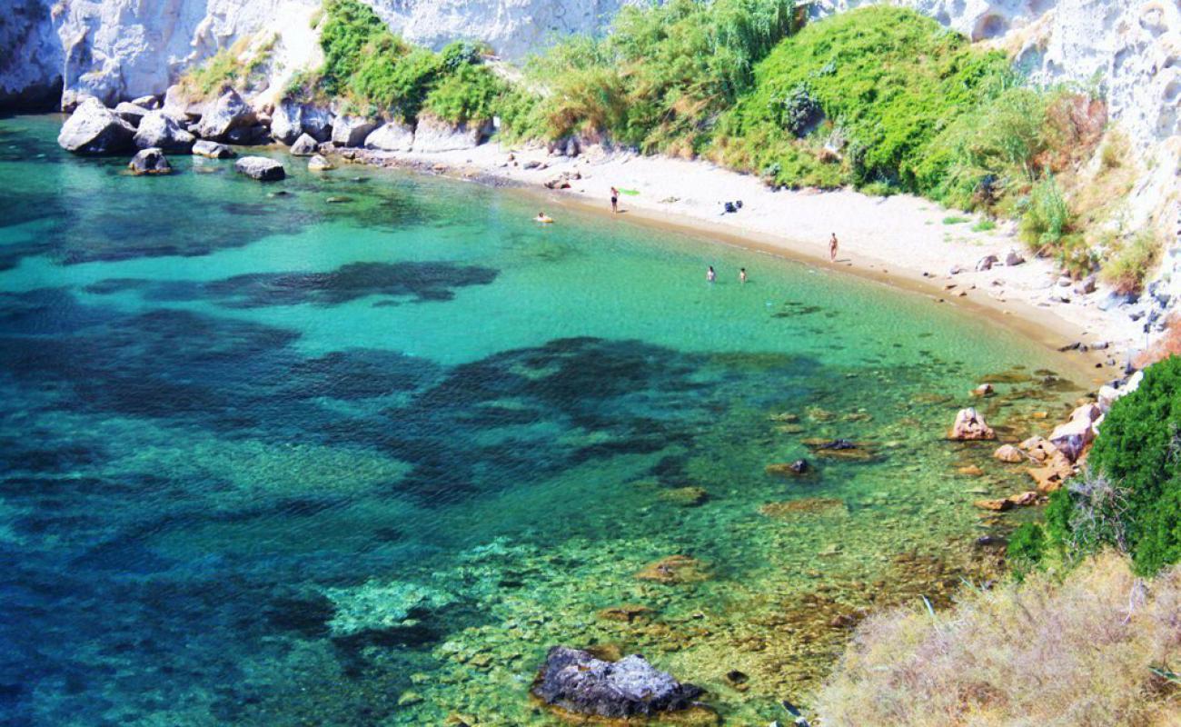 Spiaggia di Varulo'in fotoğrafı parlak kum yüzey ile