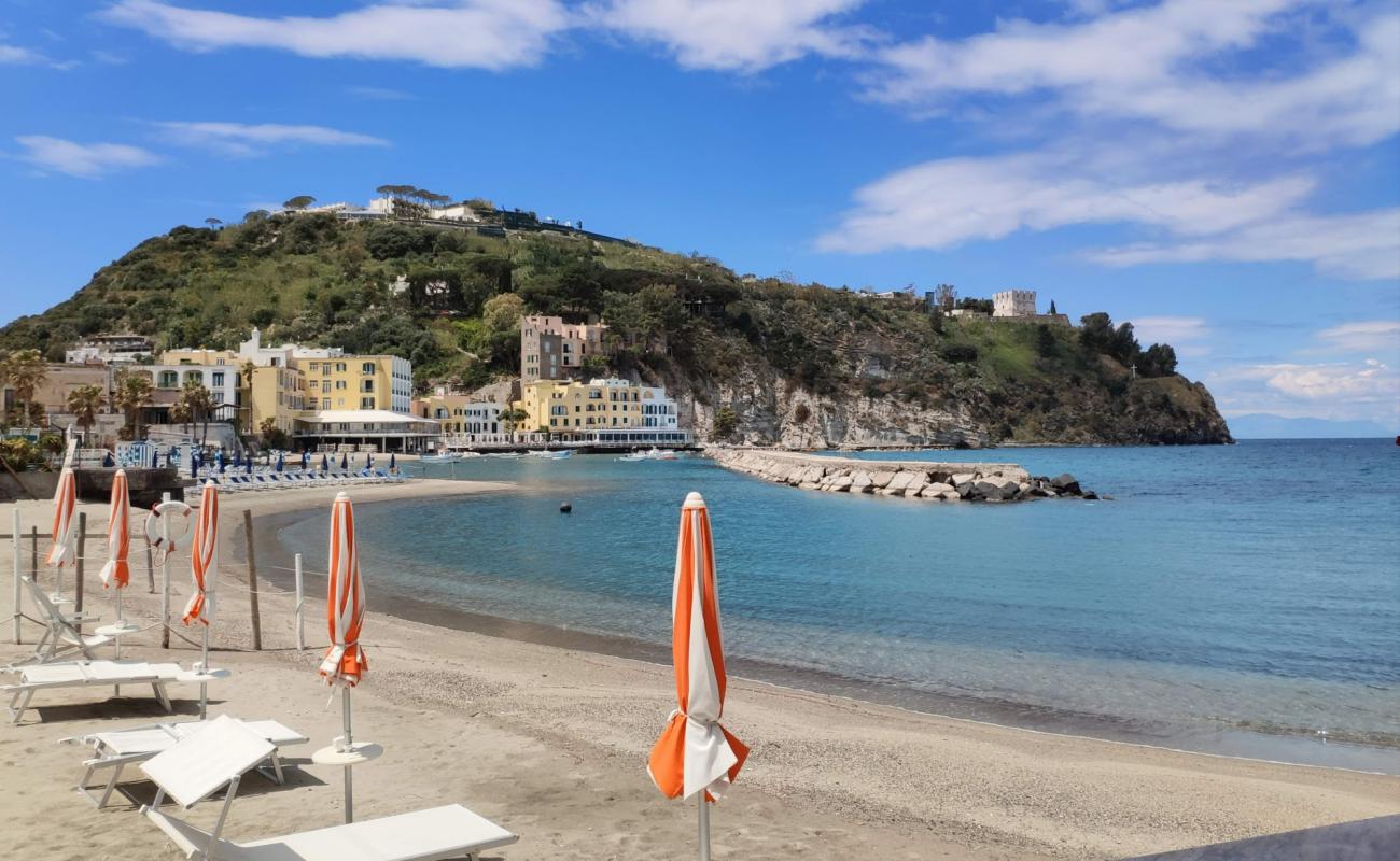 Lacco Ameno Beach'in fotoğrafı açık bej kum yüzey ile