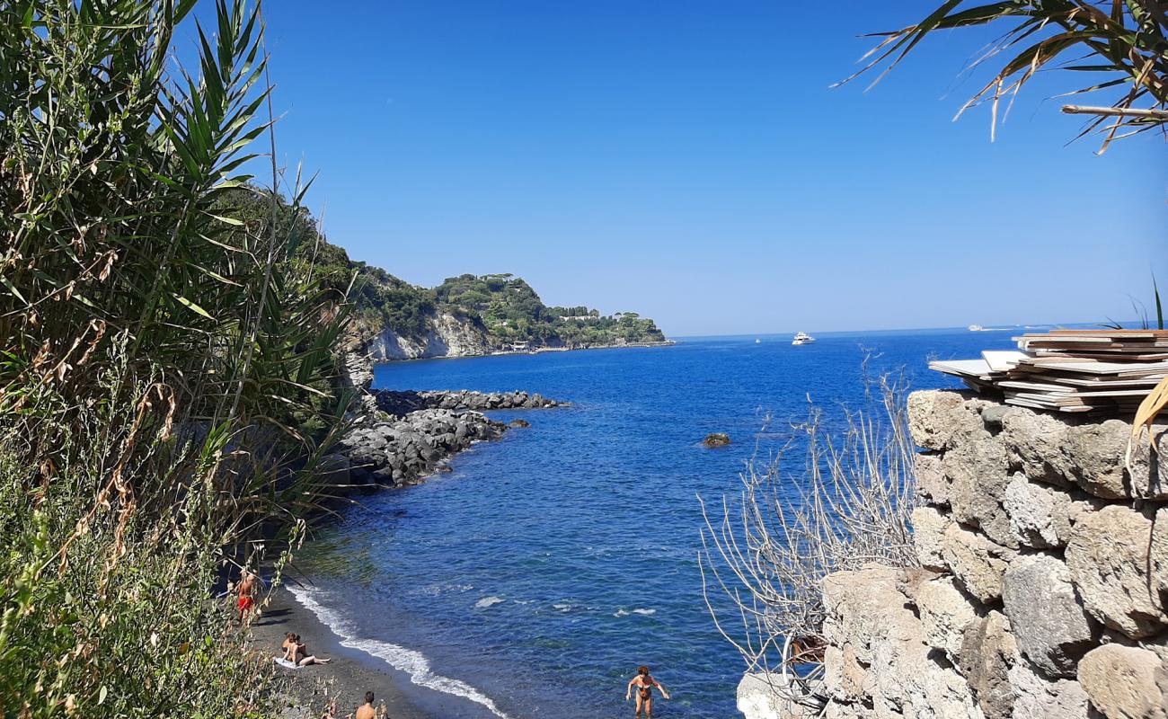 Spiaggia degli Inglesi'in fotoğrafı siyah kum yüzey ile