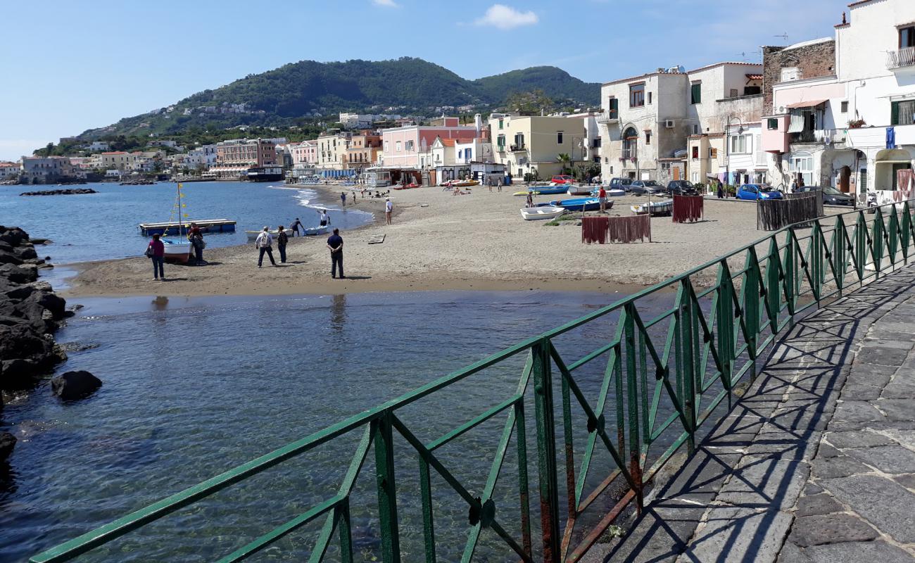 Spiaggia dei Pescatori'in fotoğrafı gri kum yüzey ile