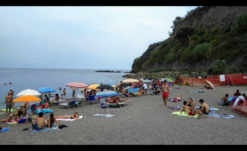 Spiaggia Lingua'in fotoğrafı gri çakıl taşı yüzey ile