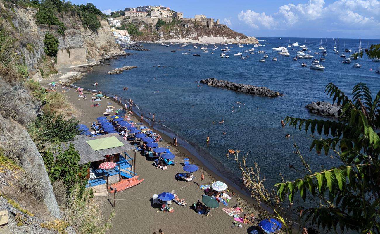Chiaia Beach'in fotoğrafı kahverengi kum yüzey ile