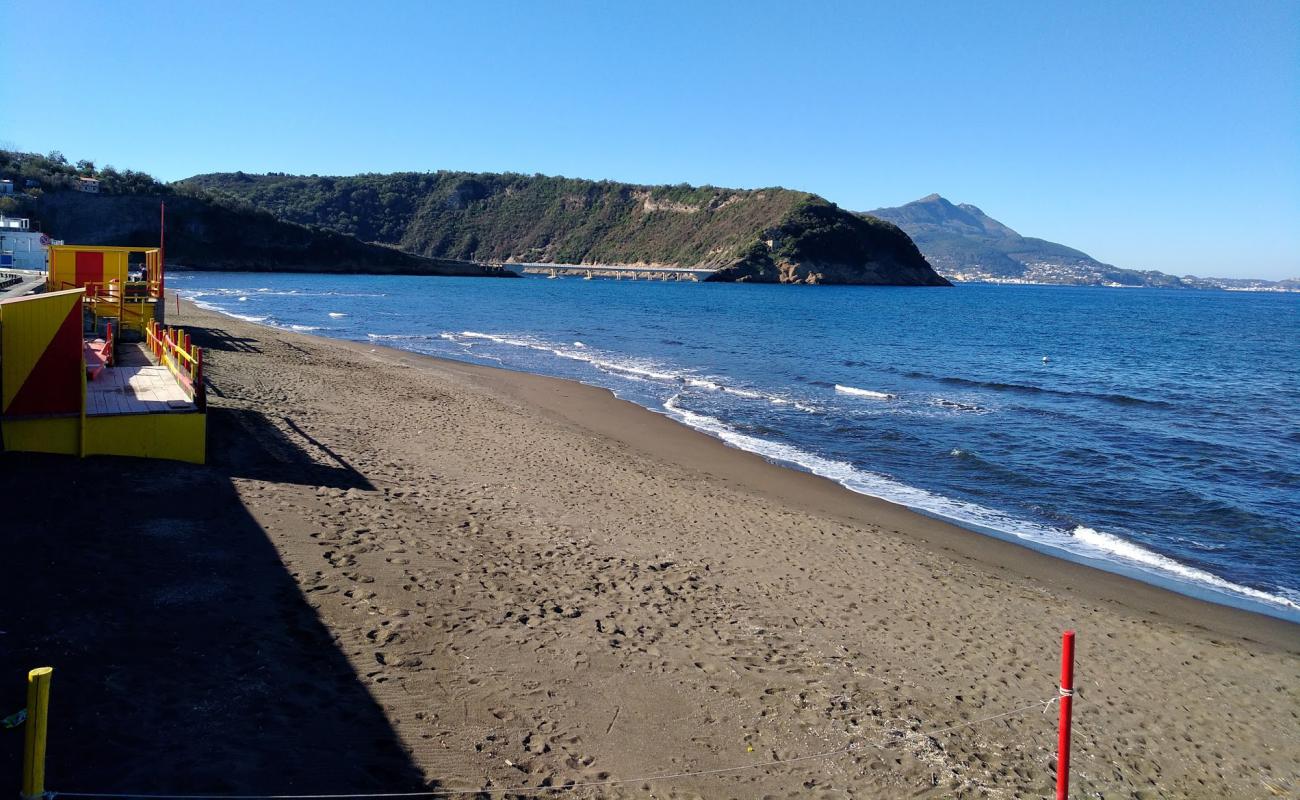 Chiaiolella Beach'in fotoğrafı siyah kum yüzey ile