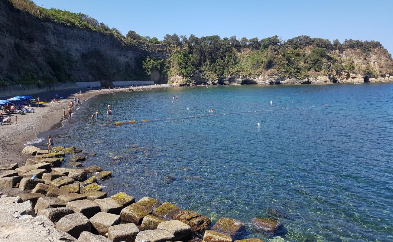 Cala Del Pozzo Vecchio Beach'in fotoğrafı kahverengi kum yüzey ile