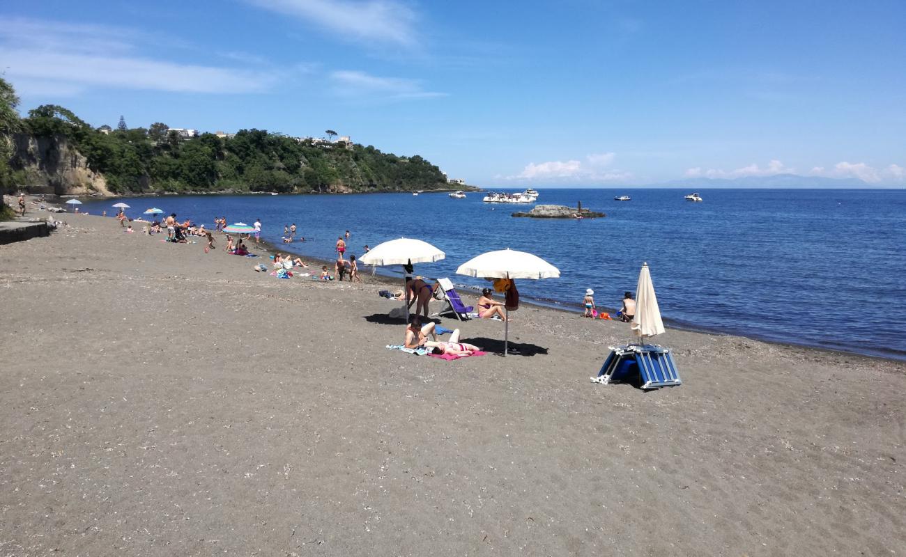 Spiaggia di Silurenza'in fotoğrafı siyah kum yüzey ile