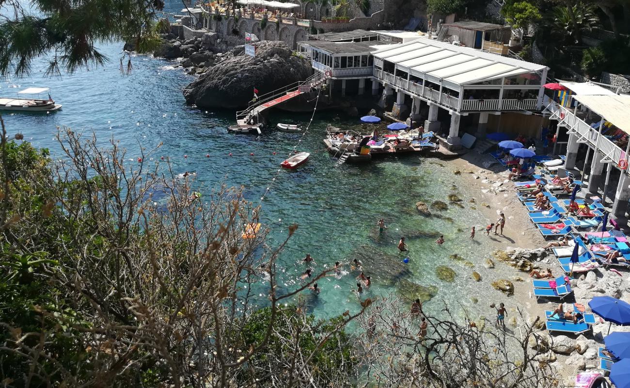Spiaggia Torre Saracena'in fotoğrafı gri çakıl taşı yüzey ile