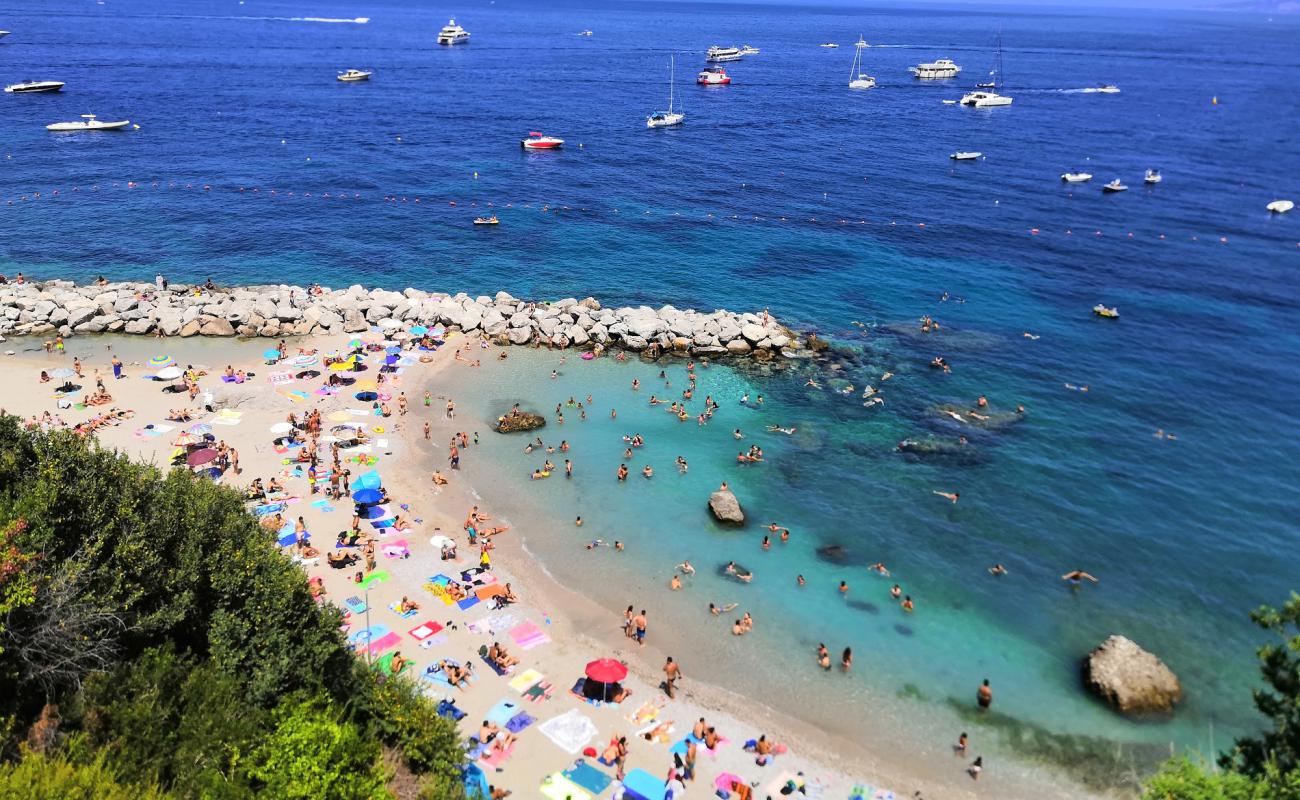 Cala Grande'in fotoğrafı bej çakıl yüzey ile