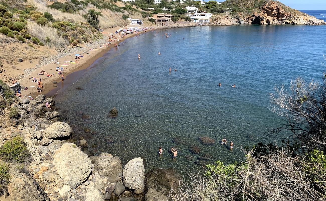 Cala Zimmari'in fotoğrafı kahverengi kum yüzey ile