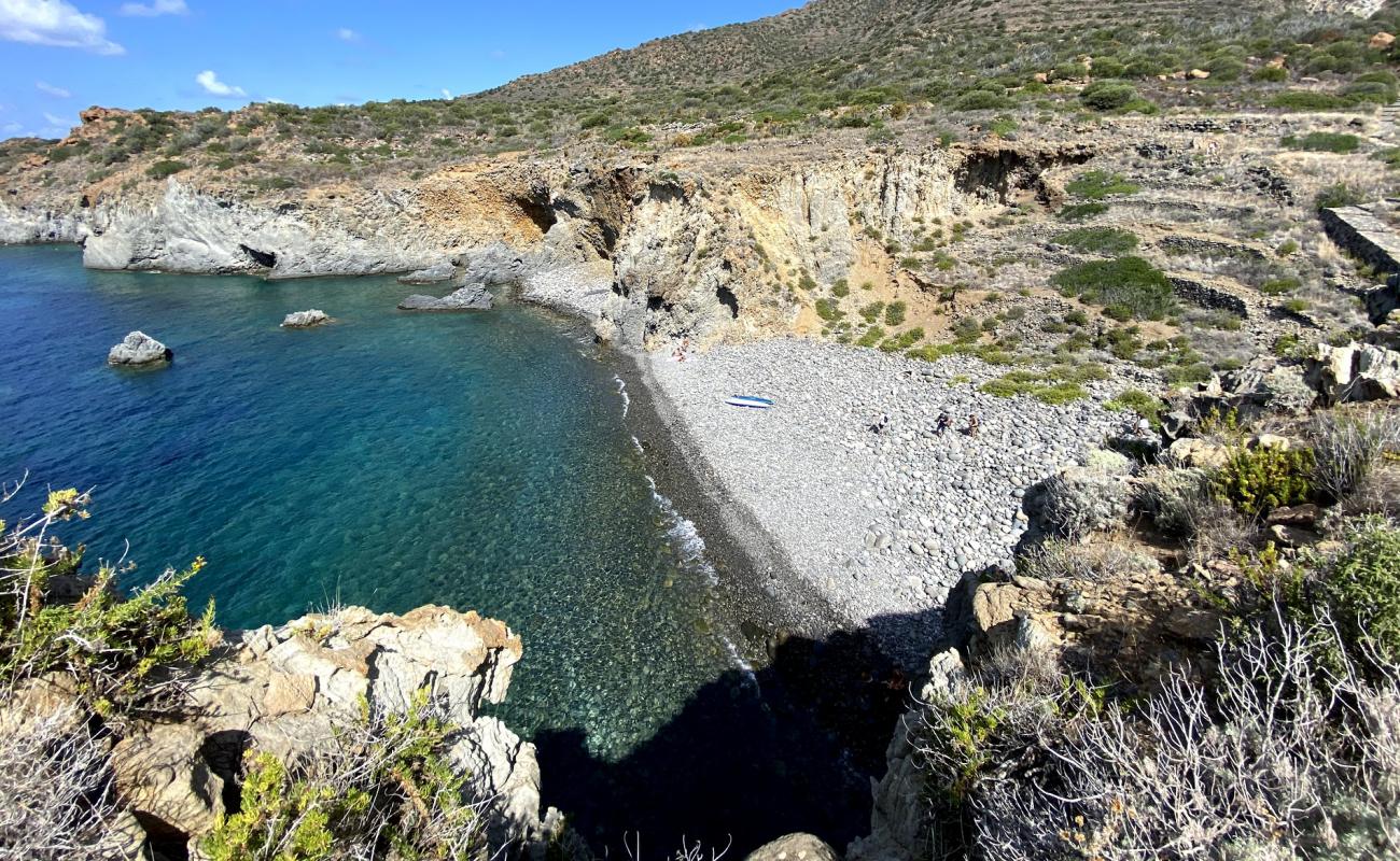 Spiaggia di Cala Junco'in fotoğrafı gri çakıl taşı yüzey ile