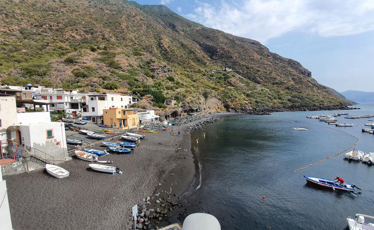 Rinella beach'in fotoğrafı kahverengi kum yüzey ile