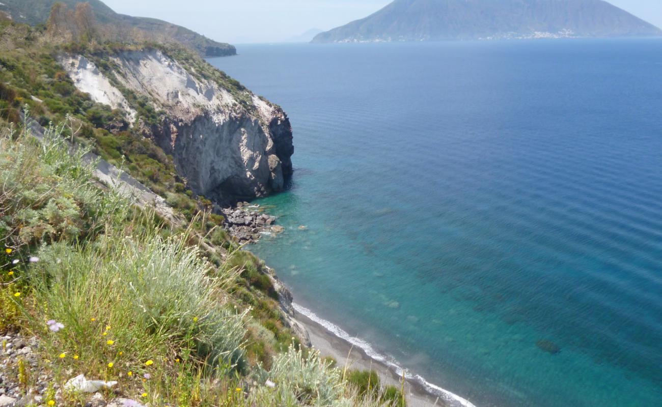 Spiaggia del Gabbiano'in fotoğrafı gri çakıl taşı yüzey ile