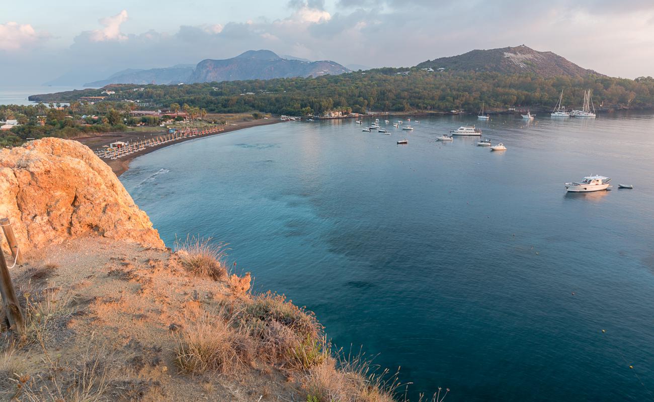 Spiaggia delle Acque Calde'in fotoğrafı siyah kum yüzey ile