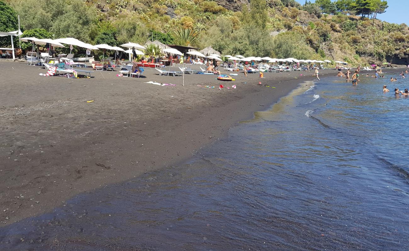 Punta Dell'asino beach'in fotoğrafı siyah kum yüzey ile