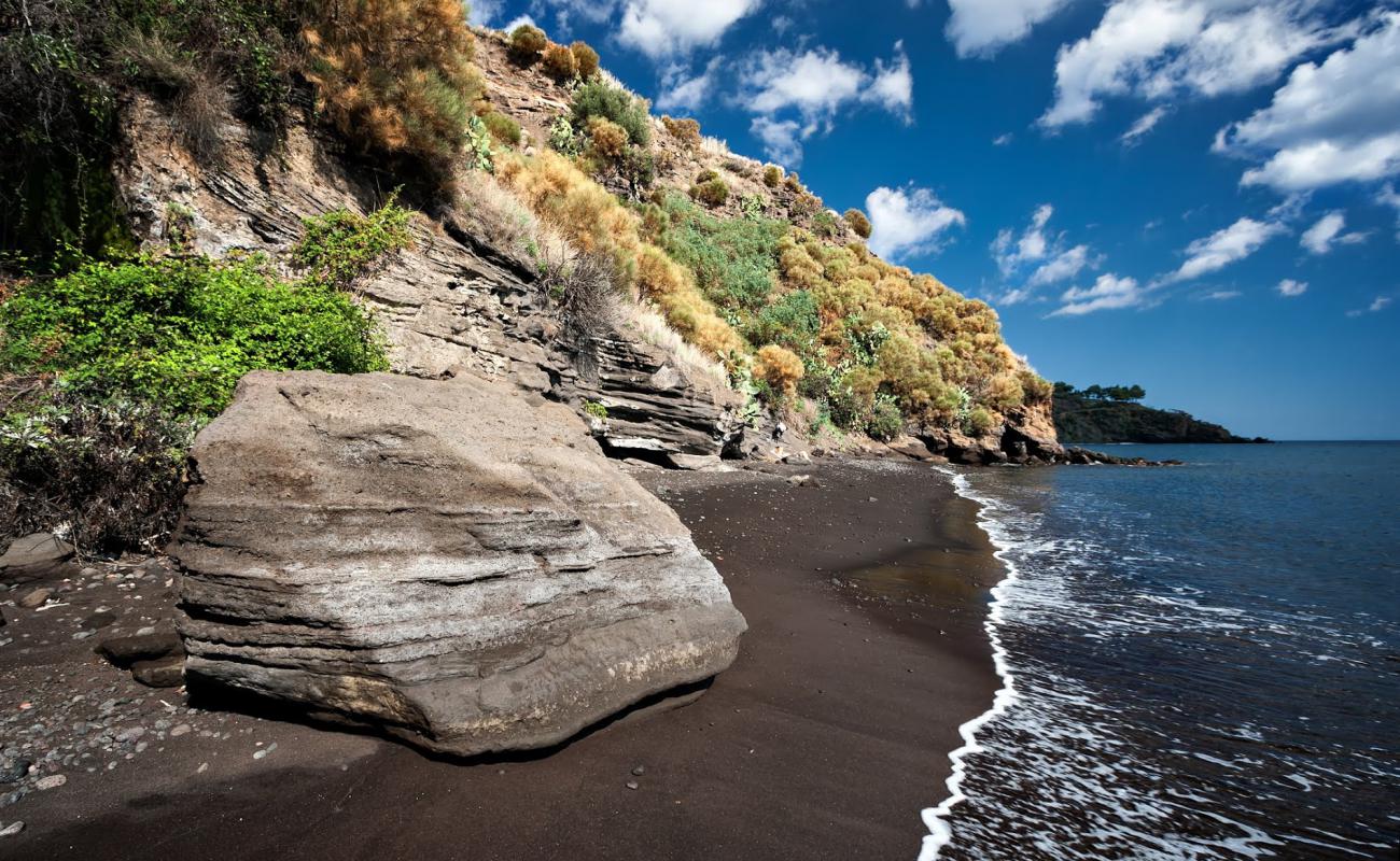 Spiaggia di Gelso'in fotoğrafı siyah kum yüzey ile