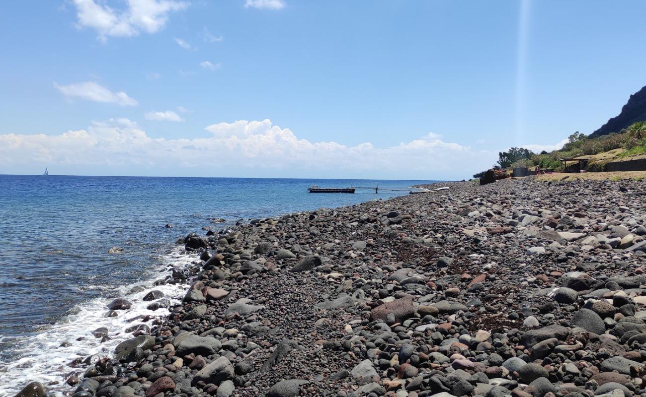 Bazzina beach'in fotoğrafı gri çakıl taşı yüzey ile