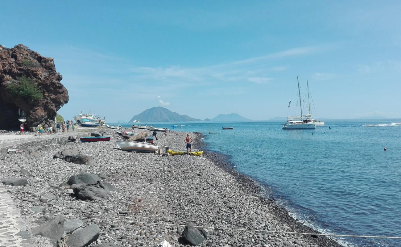 Alicudi Harbor beach'in fotoğrafı gri çakıl taşı yüzey ile