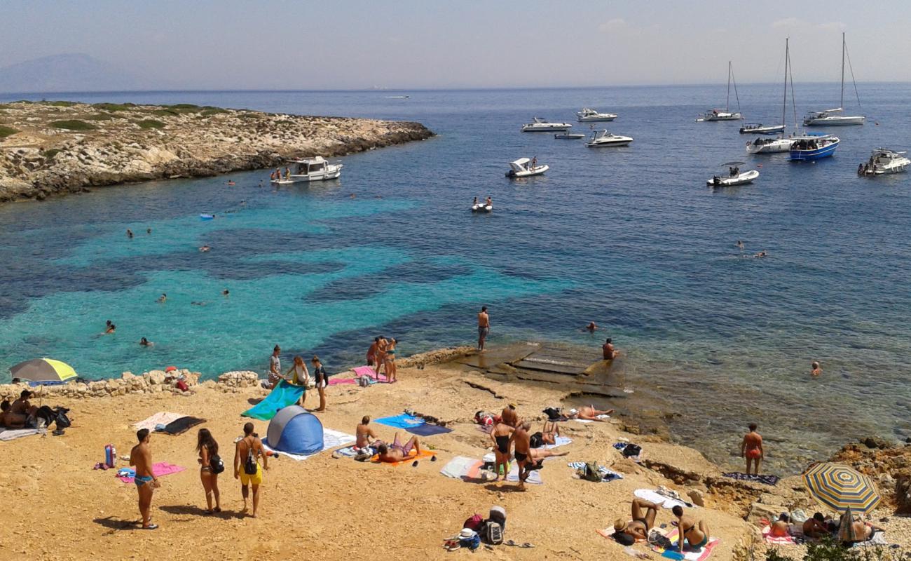 Spiaggia di Cala Minnola'in fotoğrafı rocky shore yüzey ile