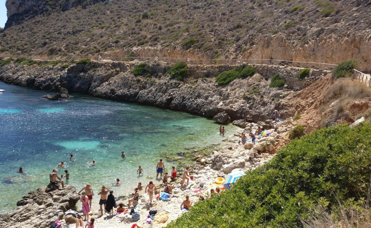 Cala Cold Beach'in fotoğrafı bej çakıl yüzey ile