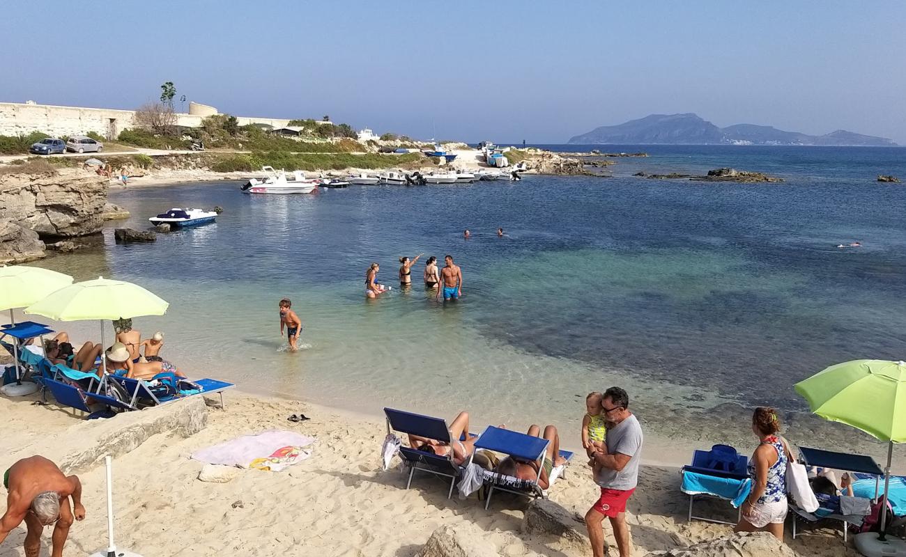 Cala San Nicola beach'in fotoğrafı bej kum ve çakıl yüzey ile
