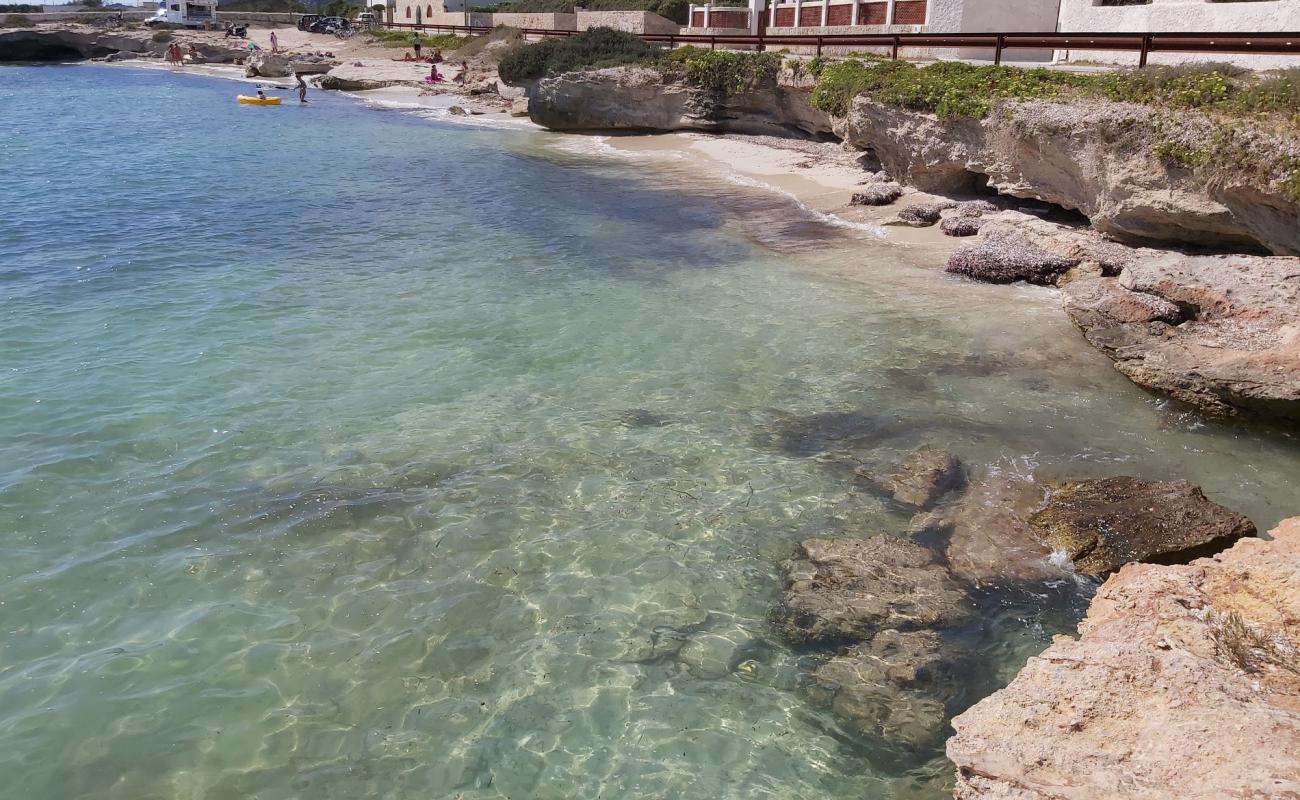 Spiaggia Di Calamoni'in fotoğrafı i̇nce beyaz kum yüzey ile