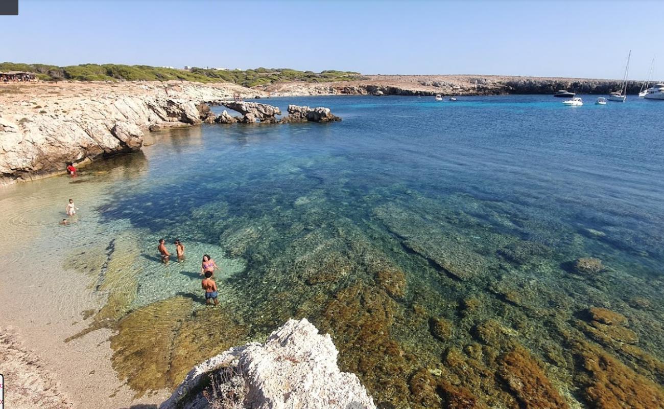 Cala Rotonda'in fotoğrafı bej çakıl yüzey ile