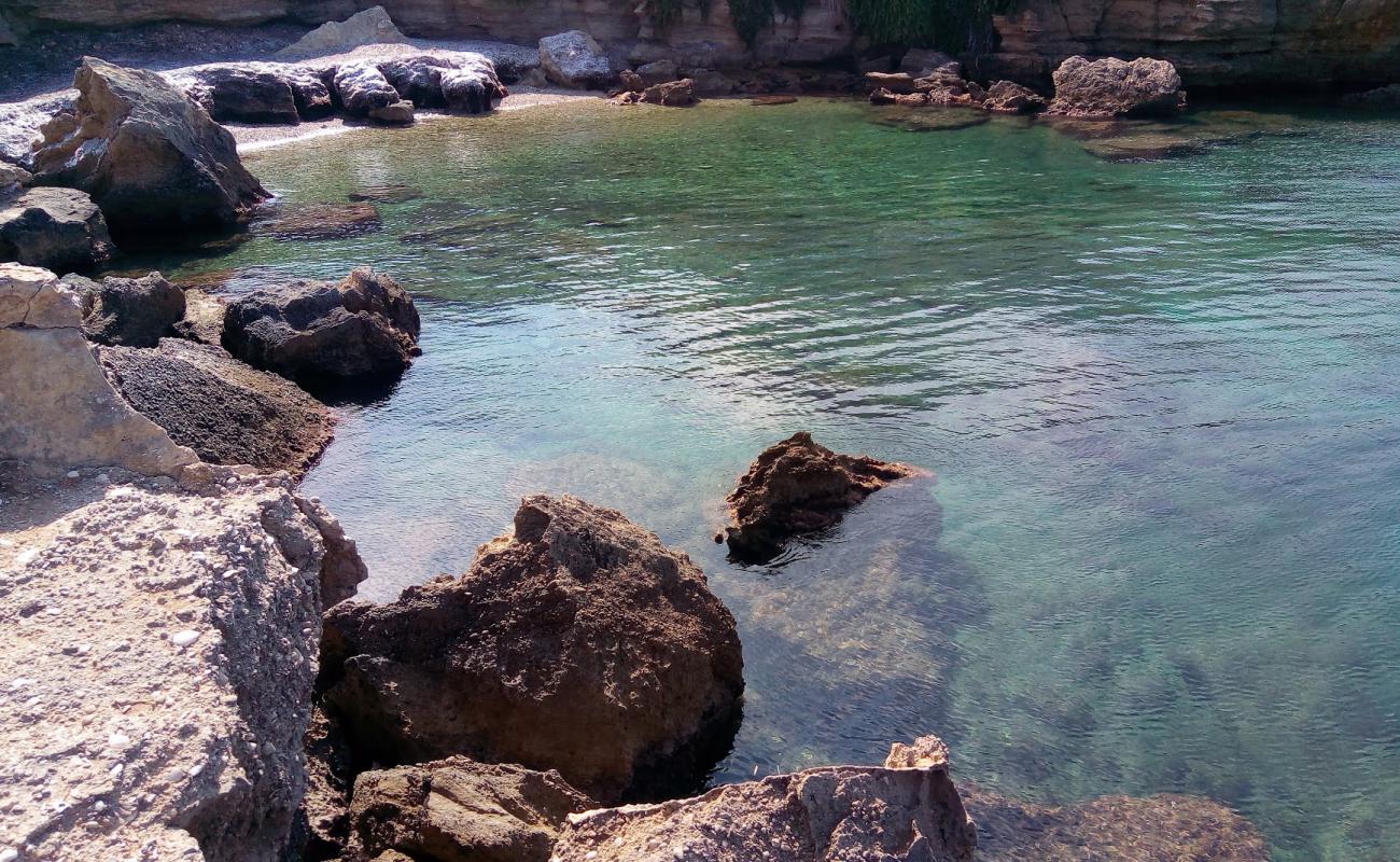 Spiaggia di Calafumere'in fotoğrafı gri kum ve çakıllar yüzey ile