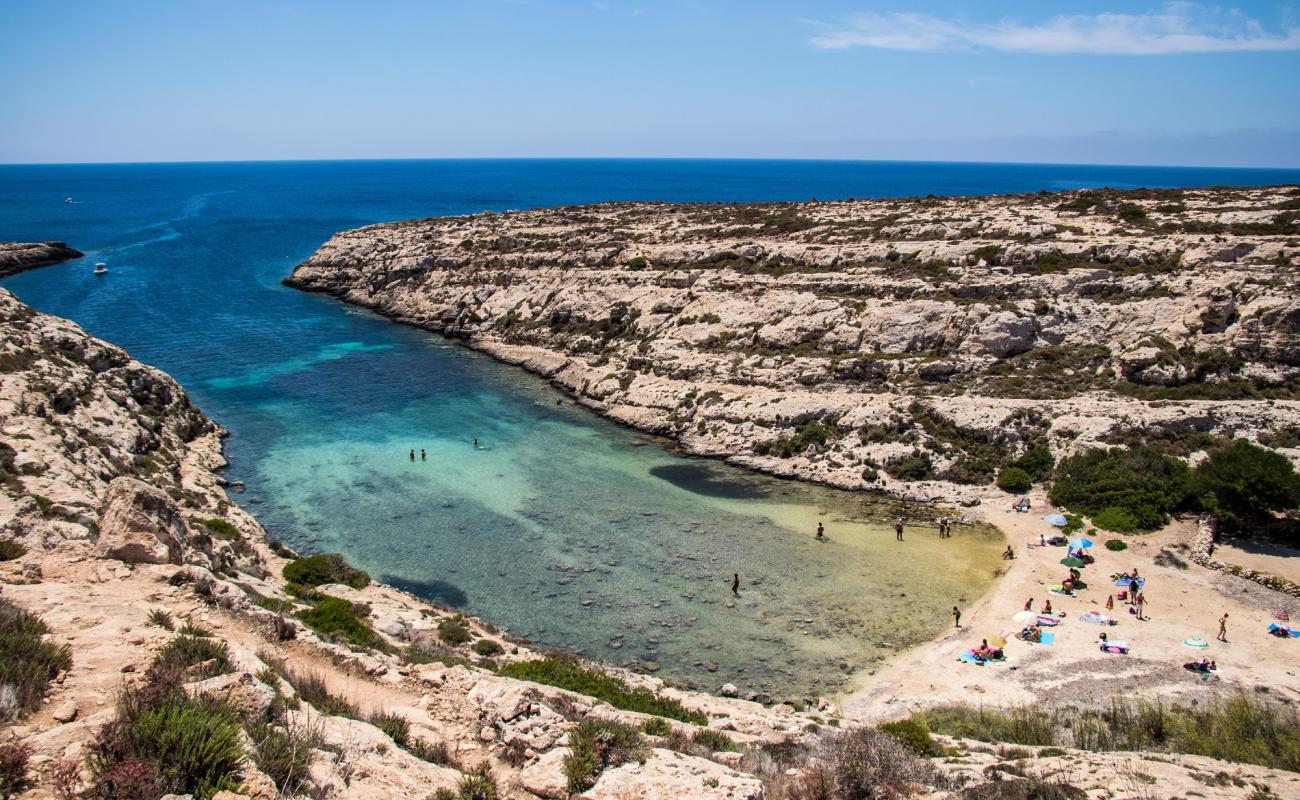 Cala Galera'in fotoğrafı parlak kum yüzey ile