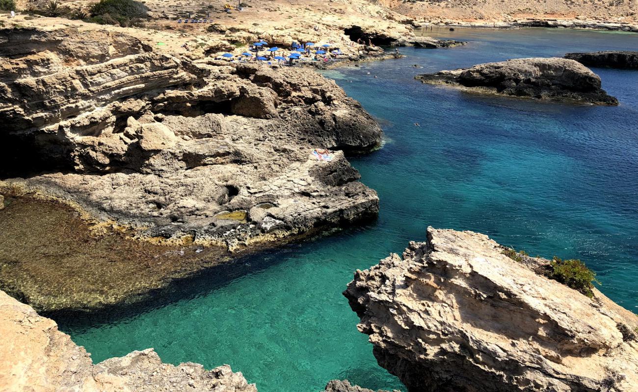 Spiaggia di Mare Morto'in fotoğrafı rocky shore yüzey ile