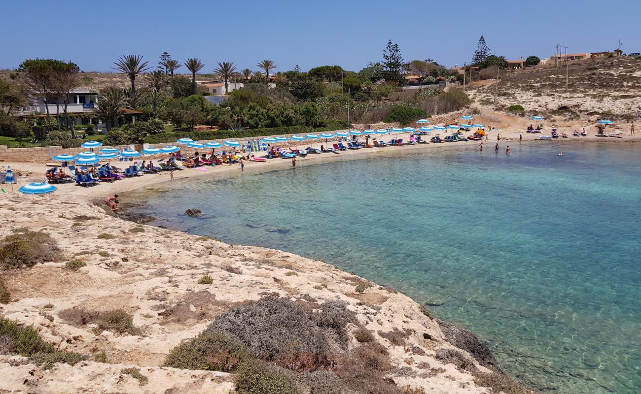 Cala Francese'in fotoğrafı siyah kum ve çakıllar yüzey ile