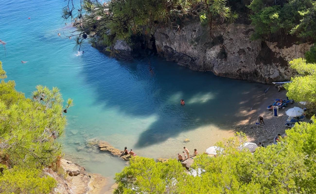 Cala Matano'in fotoğrafı taşlı kum yüzey ile