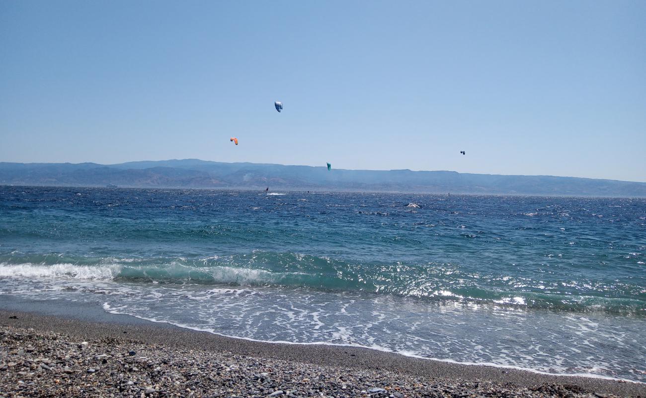 Mili Marina Beach'in fotoğrafı gri çakıl taşı yüzey ile