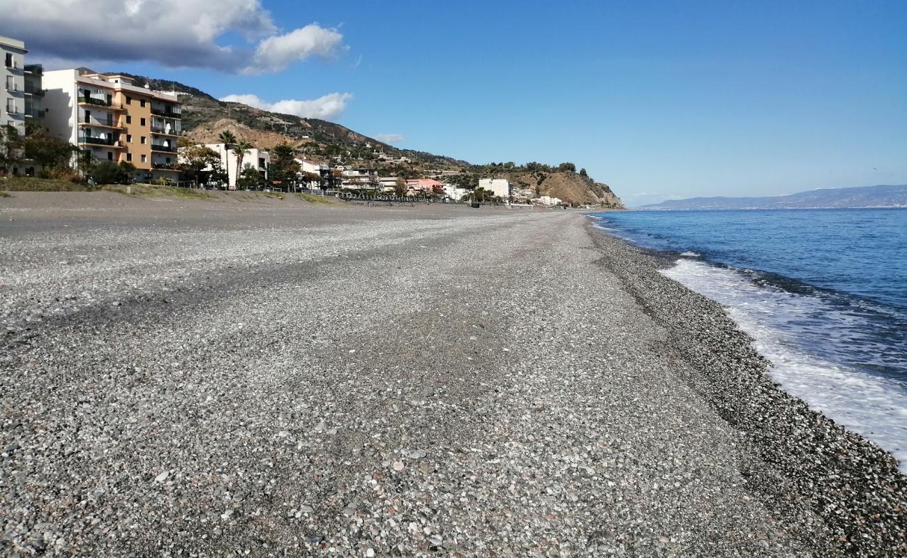 Spiaggia di Alì Terme'in fotoğrafı gri kum ve çakıllar yüzey ile