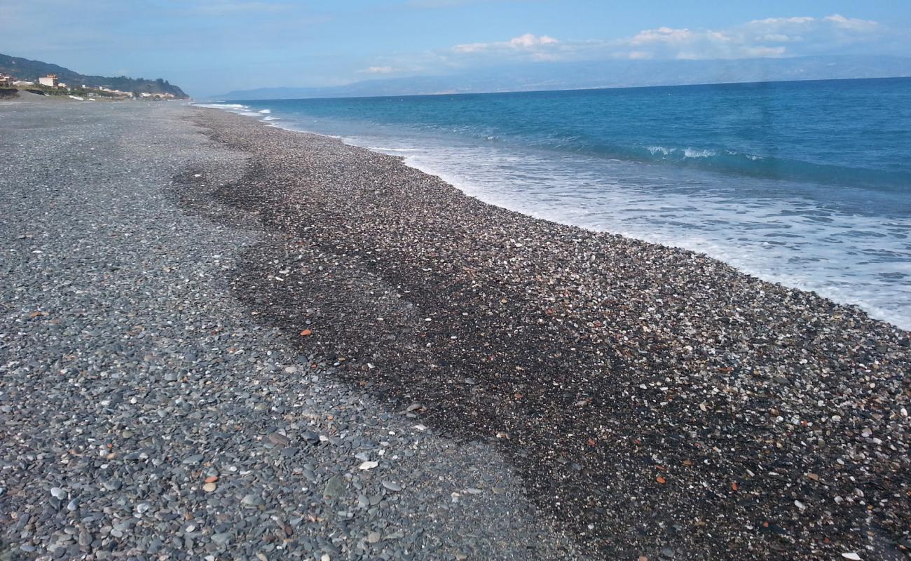 Spiaggia di Roccalumera'in fotoğrafı gri çakıl taşı yüzey ile