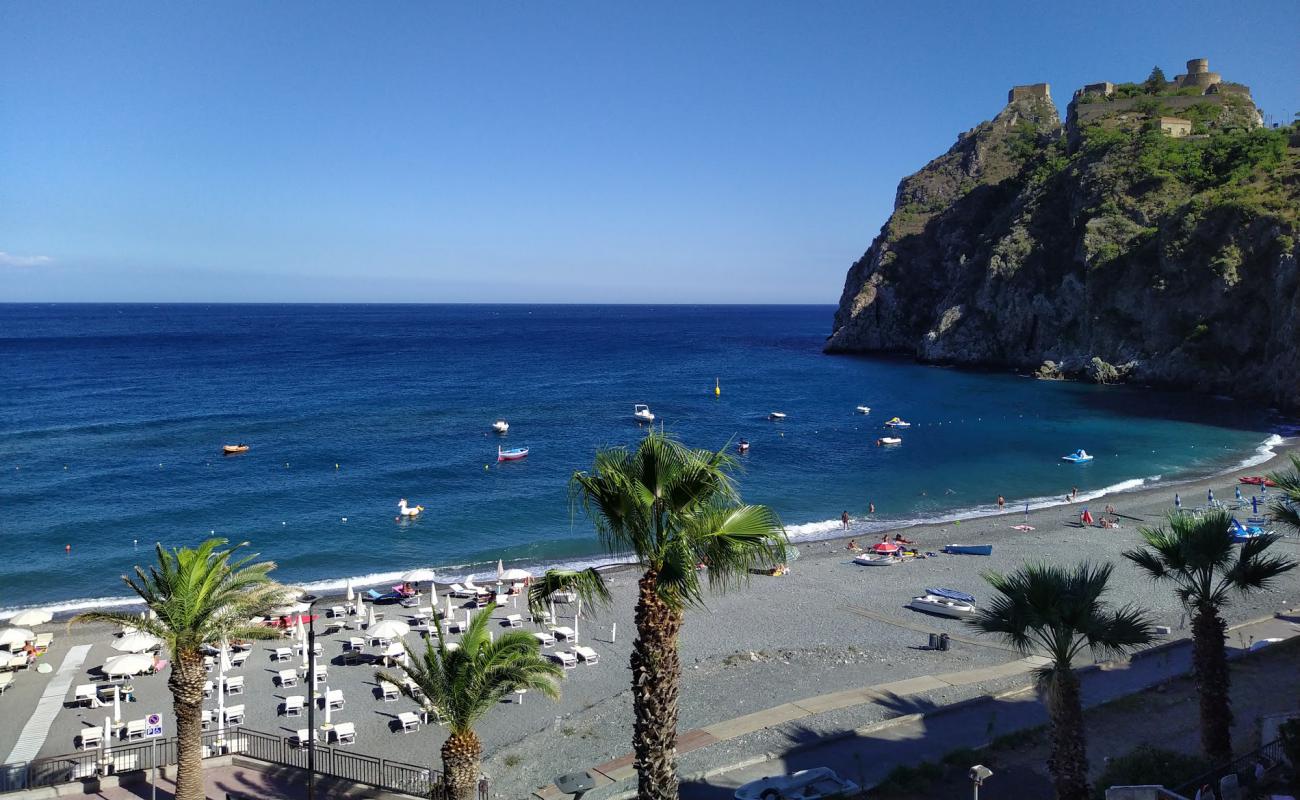 Sant'Alessio Siculo'in fotoğrafı gri çakıl taşı yüzey ile