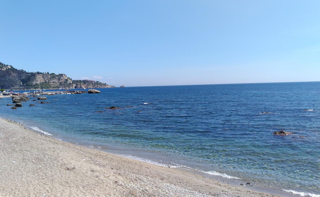 Spiaggia di Giardini Naxos'in fotoğrafı bej kum ve çakıl yüzey ile