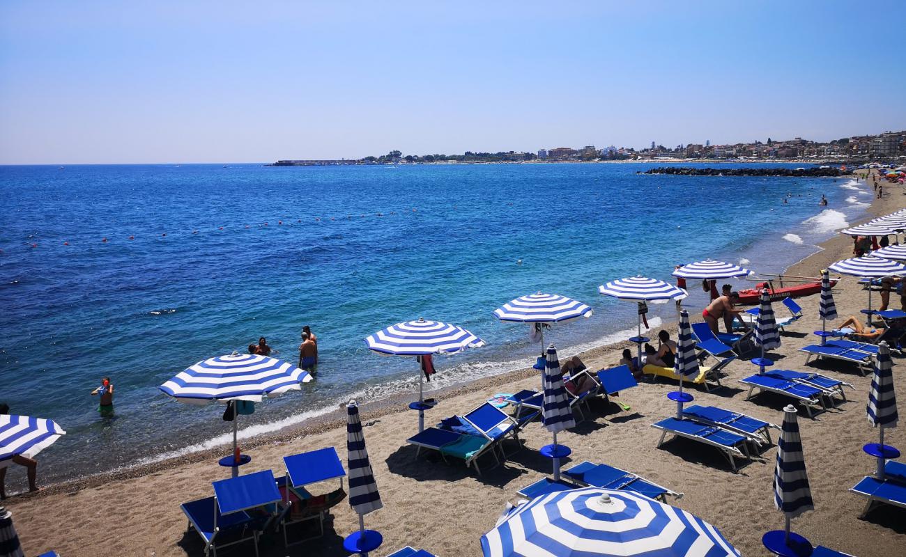 Spiaggia San Giovanni Giardini Naxos'in fotoğrafı siyah kum ve çakıllar yüzey ile