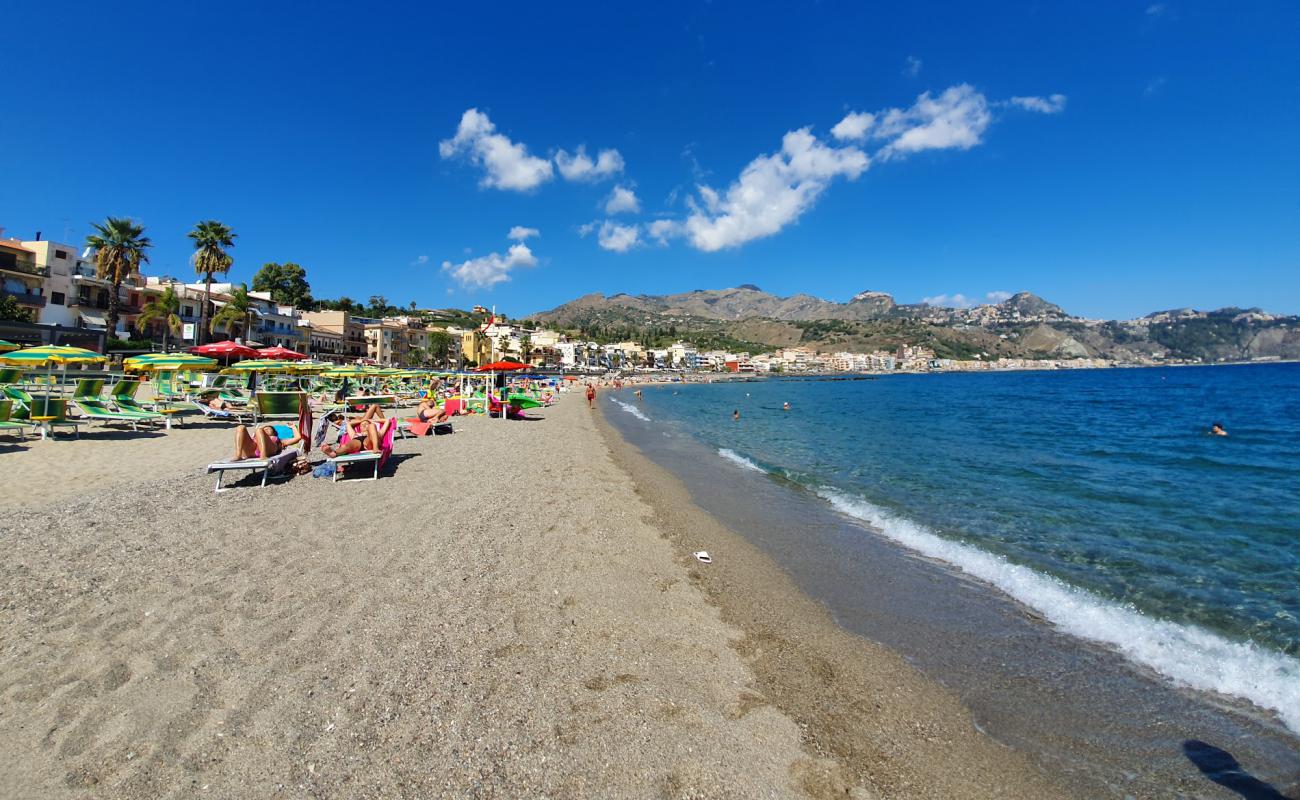 Spiaggia Schisò Giardini Naxos'in fotoğrafı açık bej kum yüzey ile