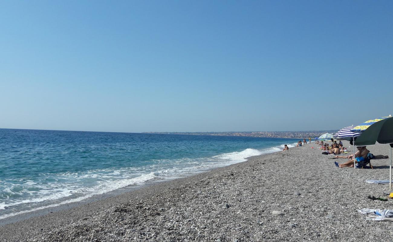 Spiaggia Fondachello'in fotoğrafı küçük gri çakıllar yüzey ile