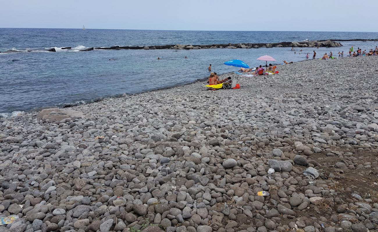 Spiaggia di Riposto'in fotoğrafı kara çakıl taş yüzey ile