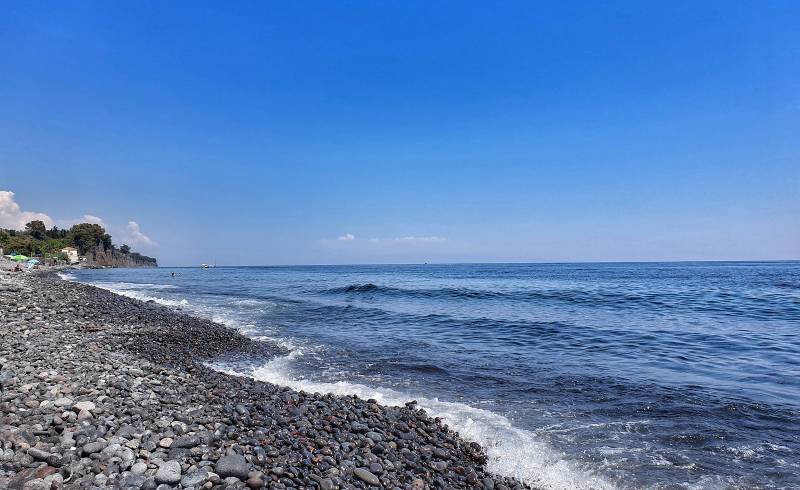Praiola Beach'in fotoğrafı kayalık arazi yüzey ile
