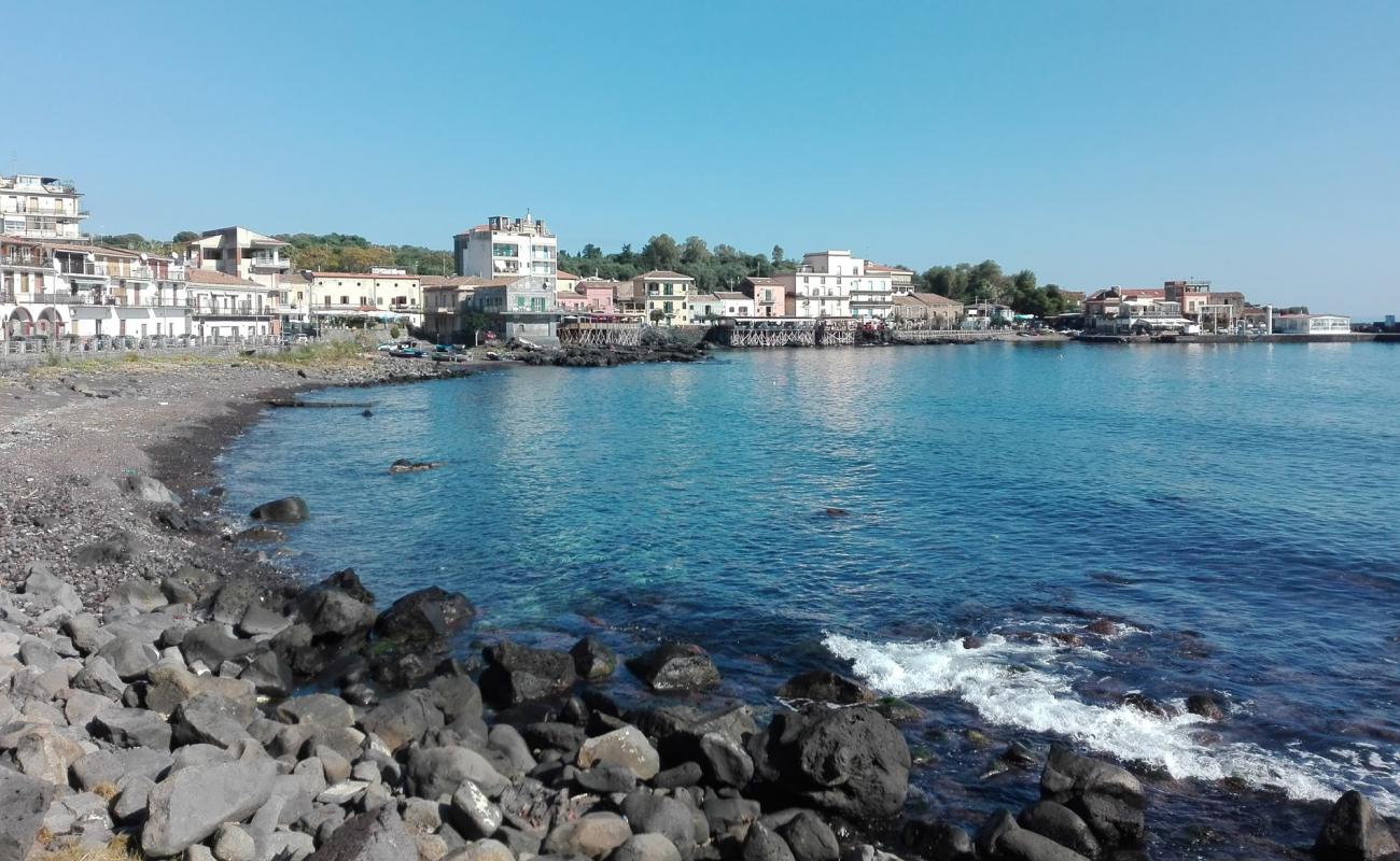 Spiaggia di Capomulini'in fotoğrafı gri çakıl taşı yüzey ile