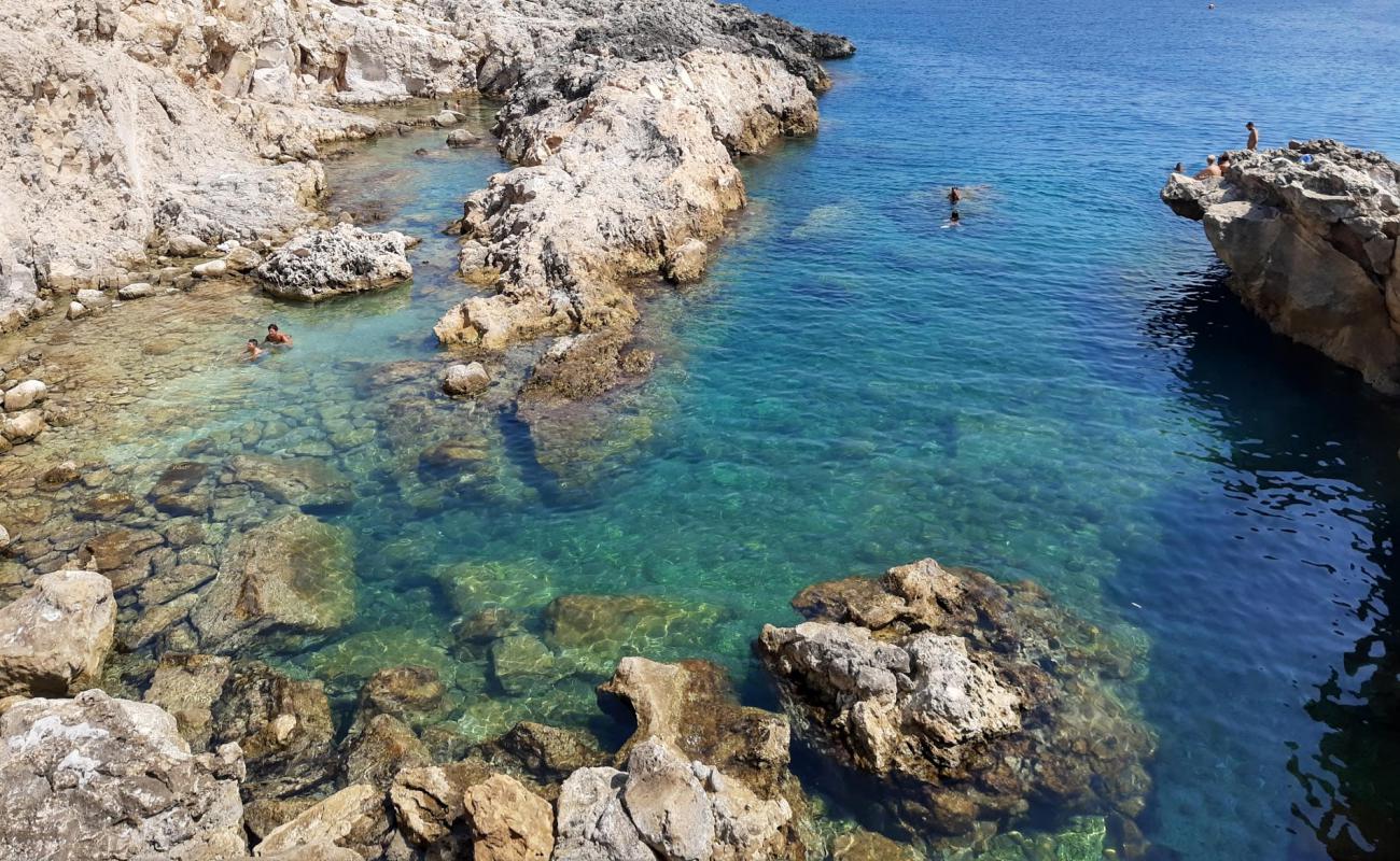 Lido Cala Zaffiro'in fotoğrafı taşlar yüzey ile