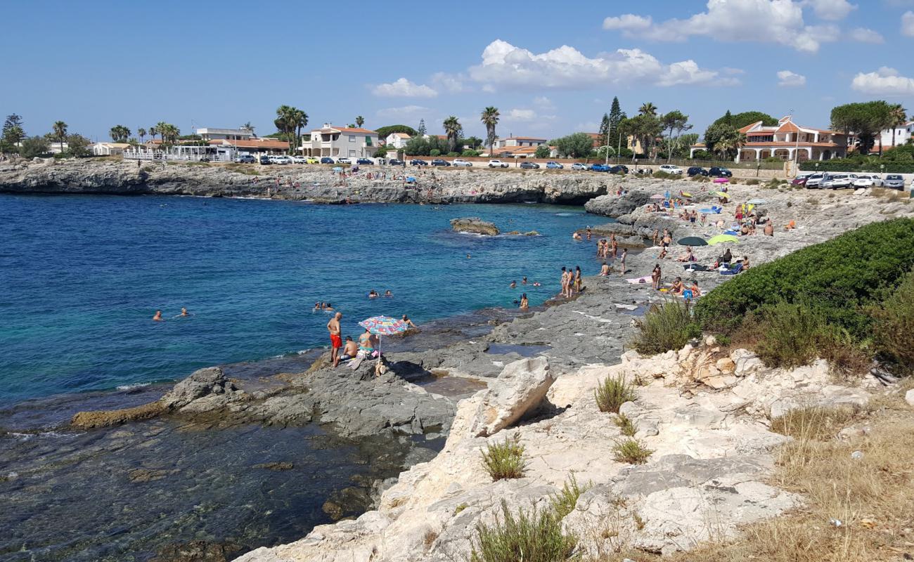 Asparano beach'in fotoğrafı taşlar yüzey ile