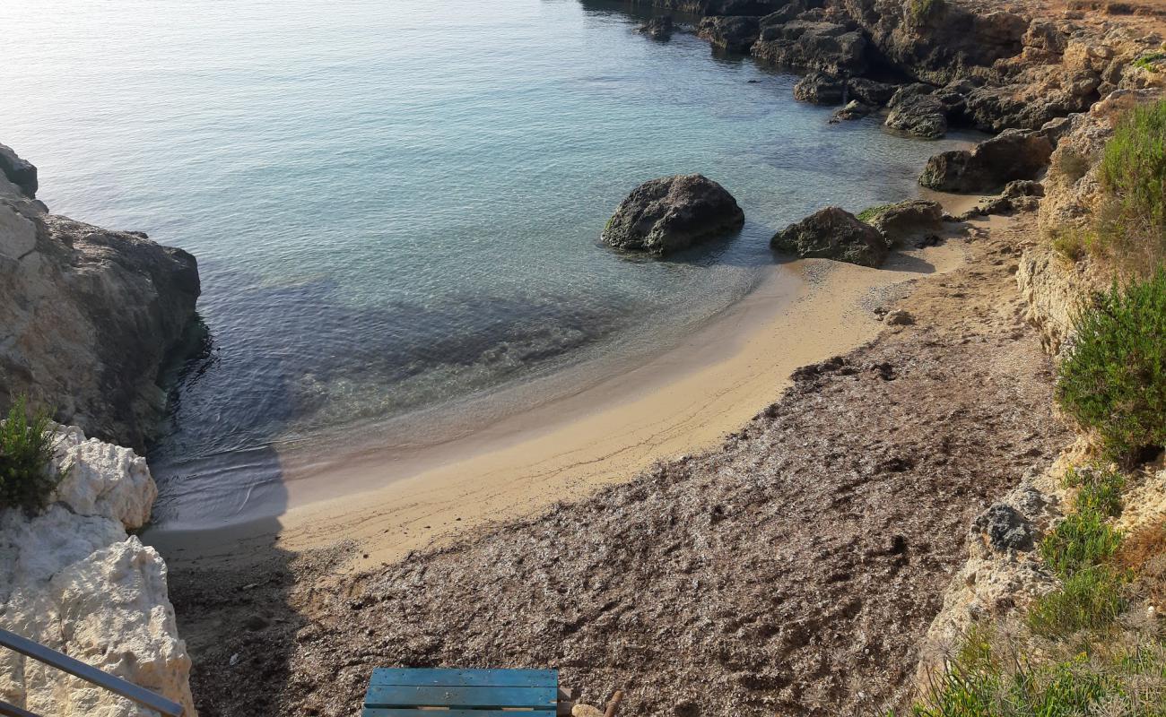 Playa Ognina'in fotoğrafı gri kum yüzey ile