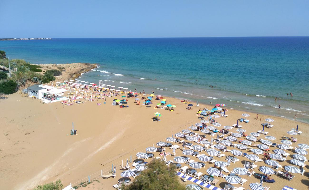 Cayman beach'in fotoğrafı kahverengi kum yüzey ile