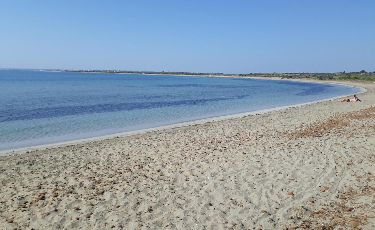 Vendicari Plajı'in fotoğrafı kahverengi kum yüzey ile