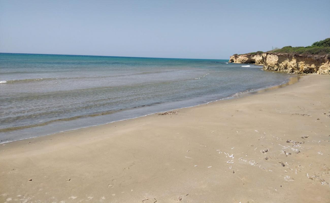 Porto Ulisse beach'in fotoğrafı kahverengi kum yüzey ile